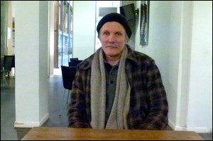 Ari Holtti puhumassa Proosakahvilassa