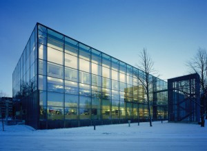 Vaasan kaupunginkirjasto talvisessa maisemassa
