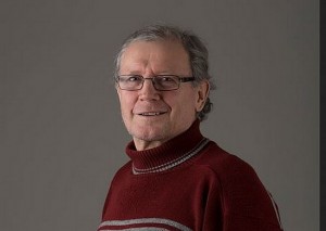 Reino Kolmonen puhumassa tai poseeraamassa