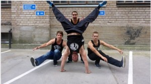 Street workout -harjoittelua ulkona, miehiä ja naisia treenaamassa