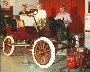 Reo-kuorma-auto ja muita vanhoja ajoneuvoja ajotapahtumassa