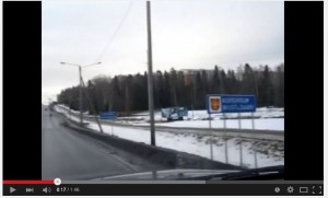 Kaksi miestä ja nainen seisovat Mustasaaren rannalla, taustalla meri