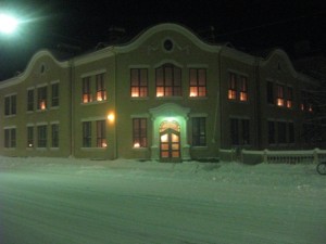 Palosaaren koulu, jossa on paljon ihmisiä kokoontuneena