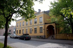 Tikanojan taidekodin ulkokuva, jossa näkyy rakennuksen arkkitehtuuri