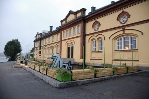 Kuntsin modernin taiteen museon ranta-alue kevätauringossa