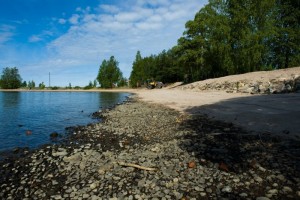 Mansikkasaaren hiekkarantaa ja rannalla olevia rakennuksia