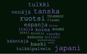 Kaksi naista keskustelee vakavasti, toinen viittoilee