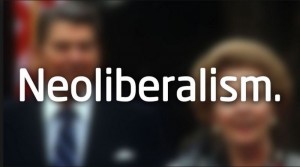 Käsi ojentaa kolikoita toiselle kädelle, taustalla kaupunkimaisema