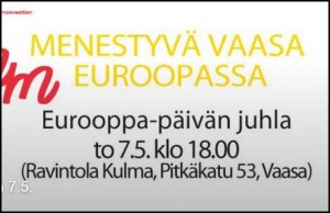 Miapetra Kumpula-Natri puhumassa yleisölle, taustalla EU-lippuja