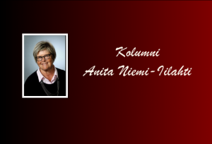 Anita Niemi-Iilahden logo, jossa on hänen nimensä ja kuva