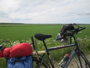 Jari Laurila hymyilee Pohjanmaan maisemissa