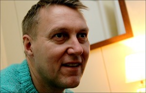 Jouni Lilja hymyilee Vaasan kaupunkimaiseman edessä