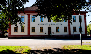 Palosaaren kirjaston ulkokuva, kesäinen päivä