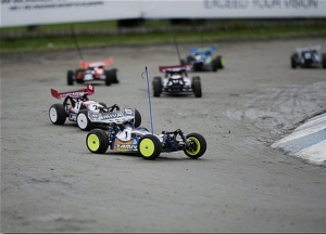 Pitkämäen perhe poseeraa hymyillen RC-autojen kanssa