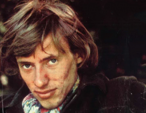 Käsin kirjoitettuja runoja ja nuottipapereita purun seassa