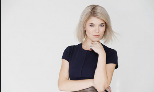 Kansanedustaja Susanna Koski hymyilee kameralle