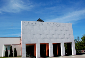 Vaasan yliopiston rakennus, opiskelijoita kävelemässä edustalla