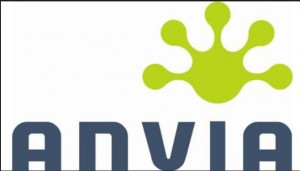 Anvian toimitusjohtaja ja Vaasan yliopiston rehtori kättelevät