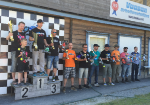 Rallicross-autoja radalla kilpailemassa 40+ MM-kisoissa