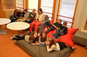 Nainen opastaa gerbyä e-kirjojen ja tabletin käytössä