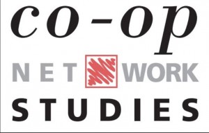 Osuustoiminnan logo, jossa on kaksi toisiinsa kietoutunutta kättä