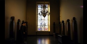 Pohjanmaan museon henkilökuntaa suut teipattuina, protestoimassa