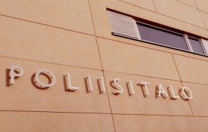 Poliisitalon ulkokuva, todennäköisesti tiedotustilaisuuden pitopaikka