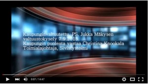 Kari Lajunen puhuu kaupunginvaltuuston kokouksessa