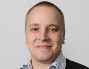 Teemu Mäenpää hymyilee kameralle