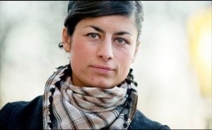 Seida Sohrabi, huivi päässä, katsoo vakavana kameraan