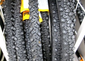 Nastarenkaat polkupyörässä valmiina talviajoon