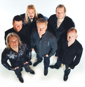 Yö-yhtyeen jäsenet esiintymislavalla