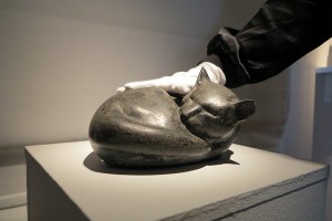 Lapsia ja aikuisia tutustumassa taideteokseen eri aistein