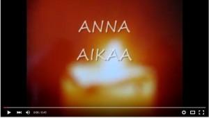 Äiti ja lapsi lukevat kirjaa yhdessä