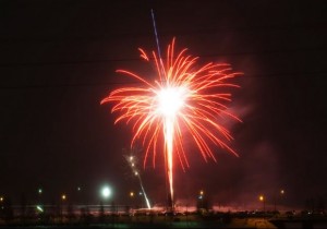 Värikäs ilotulitus valaisee Vaasan yötaivaan uutenavuotena 2015