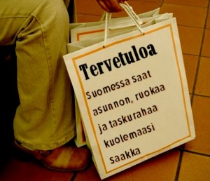 Iloisia turvapaikanhakijoita toivotetaan tervetulleeksi Suomeen
