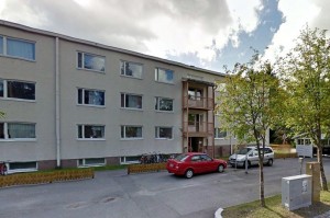 Huutoniemen kirjaston sisätila, jossa on pöytiä ja tuoleja