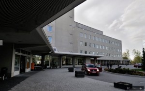 Vaasan keskussairaalan ulkokuva, edessä pysäköityjä autoja