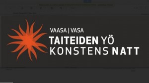 Ihmisiä katselemassa esitystä Vaasan Taiteiden yössä