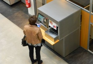 Vaasan kaupunginkirjaston sisätilat, hyllyjä ja pöytiä