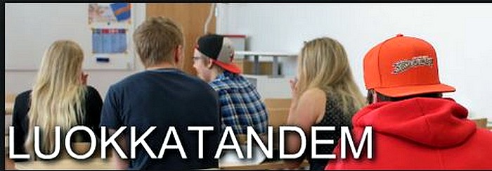 Kaksi nuorta opiskelijaa hymyilee ja katsoo kameraan