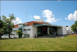 Kurssin asiantuntijat ovat vastuussa tästä seurannasta osana Euroopan keskuspankin toimintaa ja tuntevat hyvin myös aihetta koskevan tutkimuksen, sanoo kurssin vastuuopettaja, professori Hannu Piekkola.