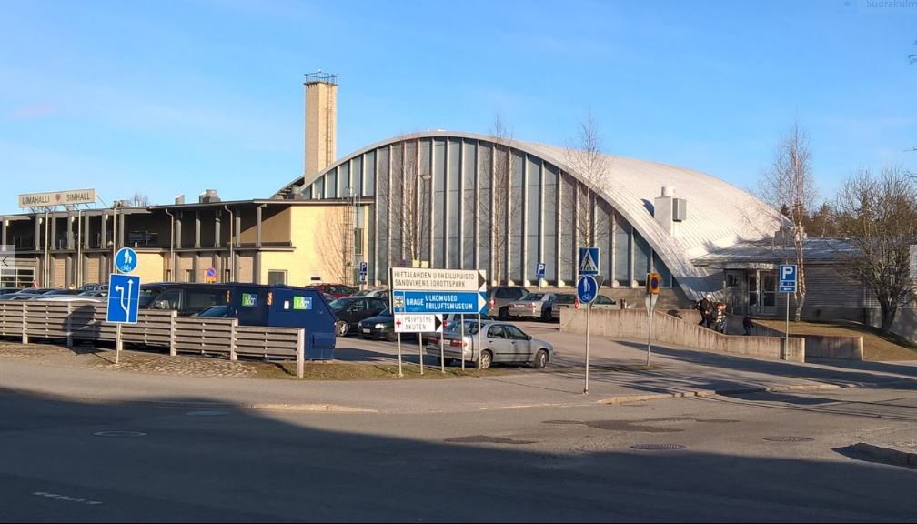 Uimahallin allas, jossa ihmisiä uimassa