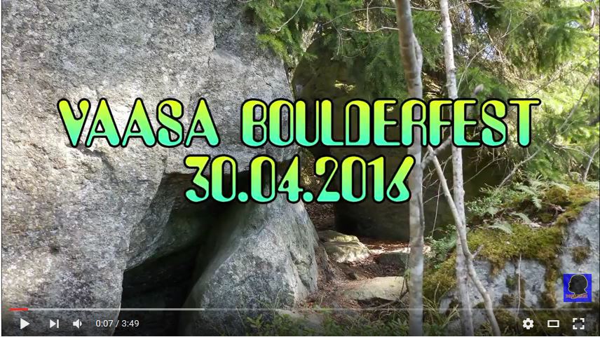Kiipeilijä boulderoi hautakiven päällä Vanhan-Vaasan hautausmaalla