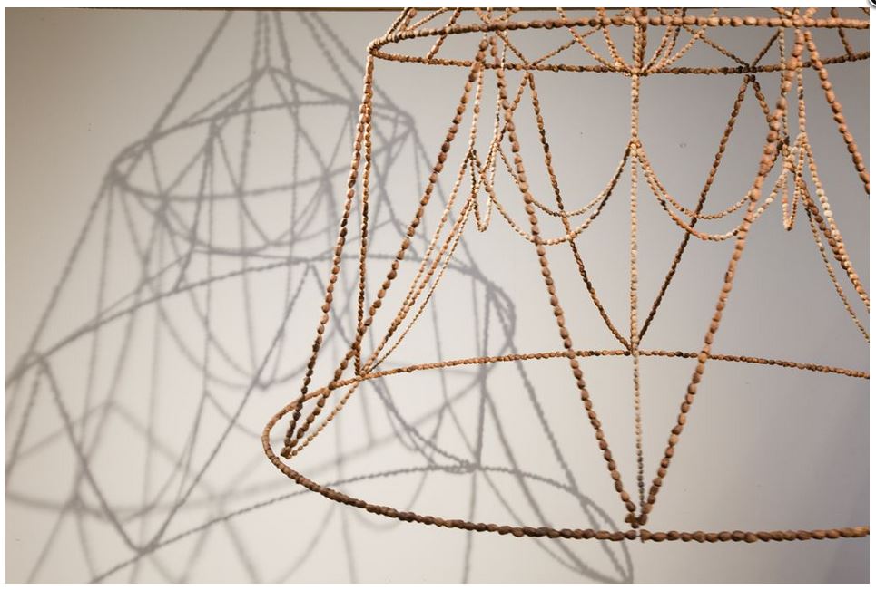 Anni Rapinoja esittelee teostaan Kuntsin kesänäyttelyssä