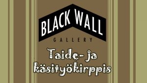 Musta seinä, jossa on esillä taidetta ja käsitöitä