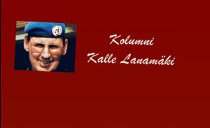 Kalle Lanamäki hymyilee kameralle, taustalla sotilasunivormuinen mies