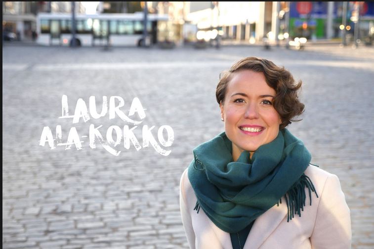 Laura Ala-Kokon muotokuva, taustalla Vaasan kaupungintalon julkisivu