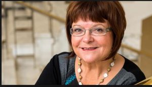 Maria, Perussuomalaisten edustaja, puhumassa