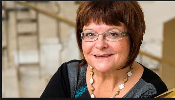 Maria, Perussuomalaisten edustaja, puhumassa